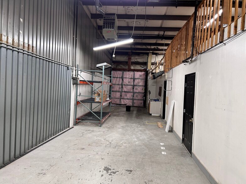 More Photos Of 526-540 Enterprise Dr, Erlanger Light Manufacturing For Lease