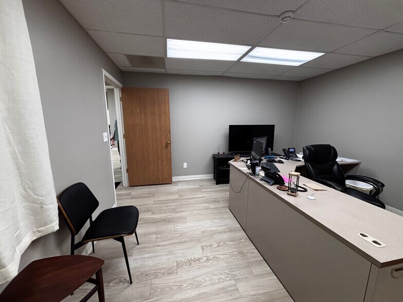 More Photos Of 220 W Wayne St, Kendallville Warehouse For Lease