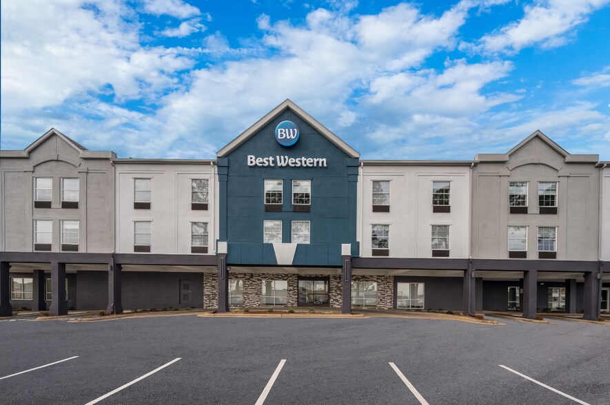 Primary Photo Of 8 Shackleford Dr, Little Rock Hotel For Sale