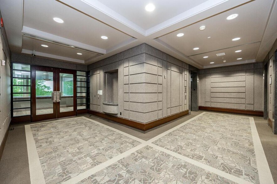 More Photos Of 4425 N River Blvd NE, Cedar Rapids Office For Sale