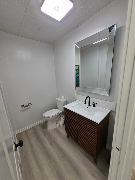 More Photos Of 202 E Weaver Ave, Alvarado Medical For Sale