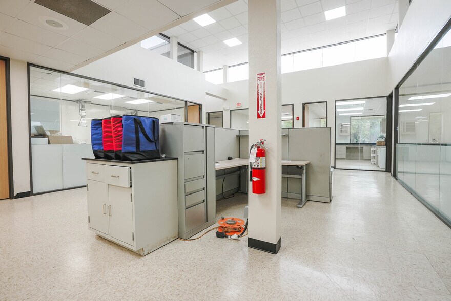 More Photos Of 10410 Corporate Dr, Sugar Land Research And Development For Lease