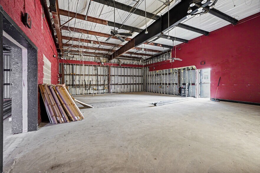 More Photos Of 470 This Way St, Lake Jackson General Retail For Lease