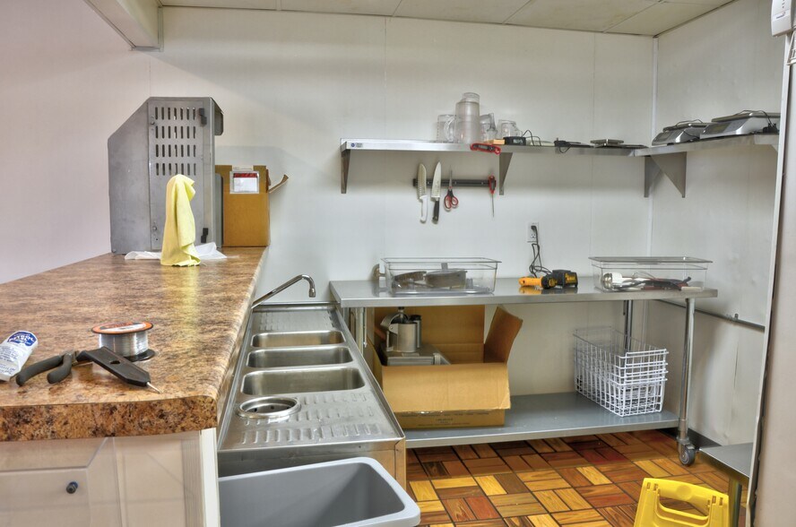 More Photos Of 1211 7th Ave, Two Harbors Fast Food For Sale