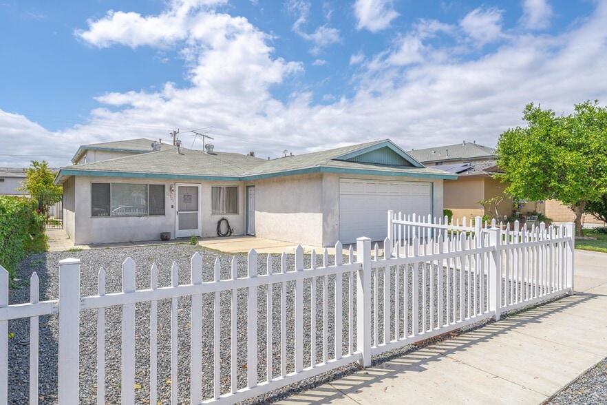 Primary Photo Of 10921 Walnut St, Los Alamitos Apartments For Sale