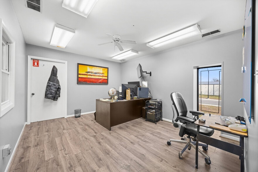 More Photos Of 1005 Geneva St, Shorewood Warehouse For Lease