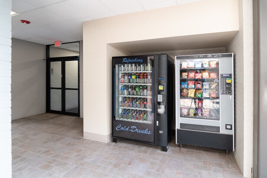 More Photos Of 900 Skokie Blvd, Northbrook Unknown For Lease