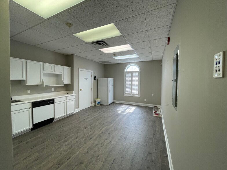 More Photos Of 100 Colony Park Dr, Cumming Bank For Sale