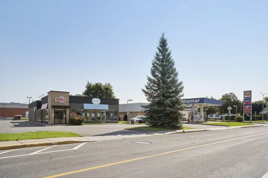 More Photos Of 80-90 Rue Quévillon, Varennes Convenience Store For Sale