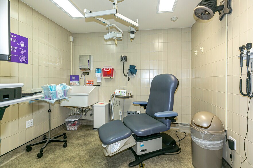 More Photos Of 986-990 Sunrise Hwy, Babylon Medical For Sale