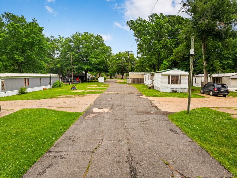 More Photos Of 211 Courtney Ln, Pineville Apartments For Sale