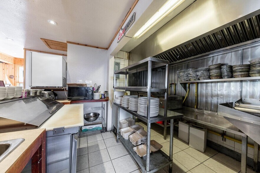 More Photos Of 880 Rue Richelieu, Beloeil Storefront For Sale