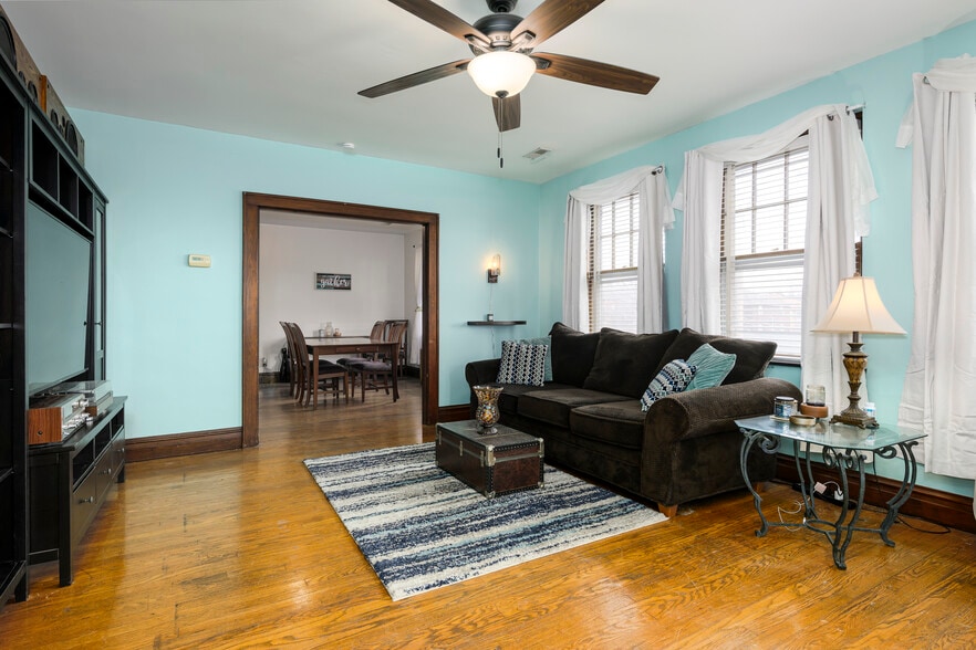 More Photos Of 5001 Pernod Ave, Saint Louis Flex For Sale