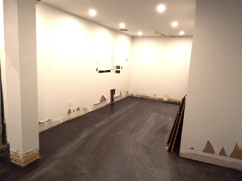 More Photos Of 944A Simcoe St N, Oshawa Freestanding For Lease