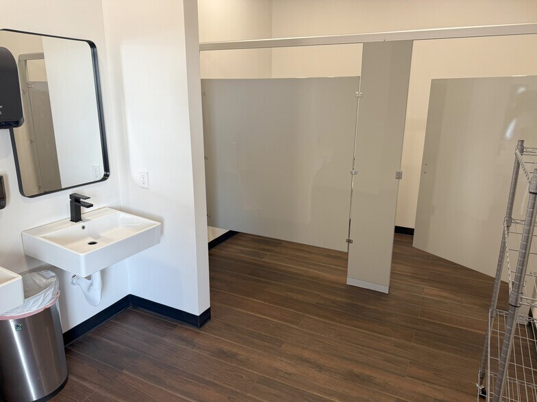 More Photos Of 282 W Hudson Rd, Rogers Flex For Lease