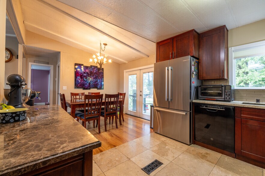 More Photos Of 7050 Starr Rd, Windsor Veterinarian Kennel For Sale