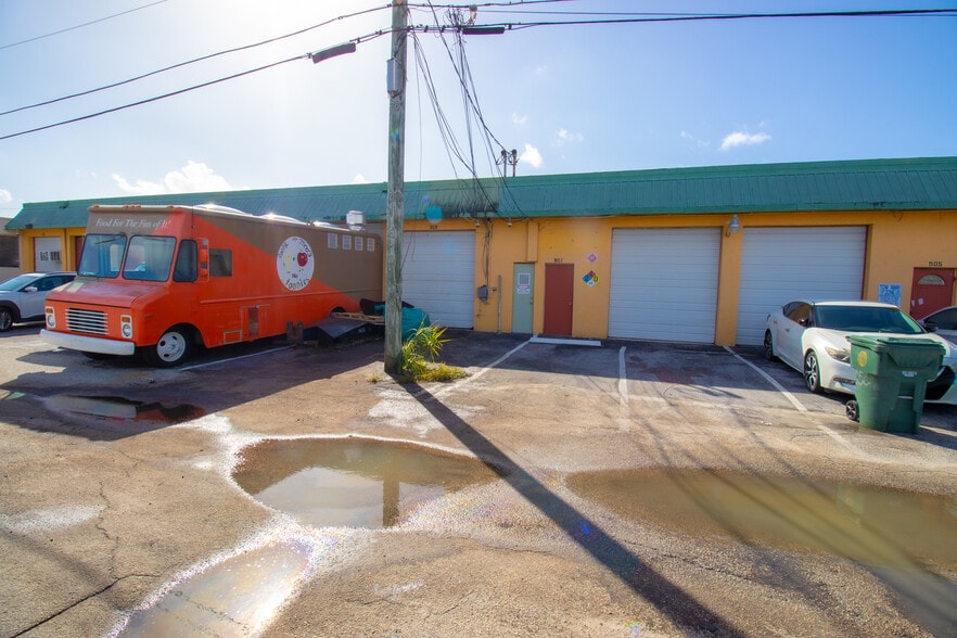More Photos Of 901-915 NE 30th Ct, Oakland Park Warehouse For Lease