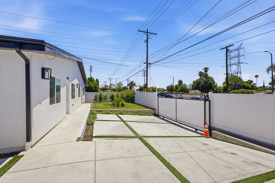 More Photos Of 18853 Saticoy St, Reseda Apartments For Sale