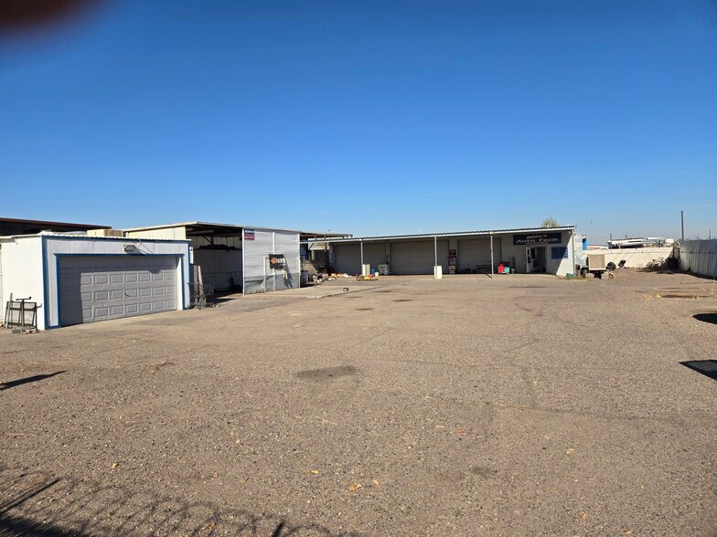 More Photos Of 6844 W Belmont Ave, Glendale Warehouse For Lease