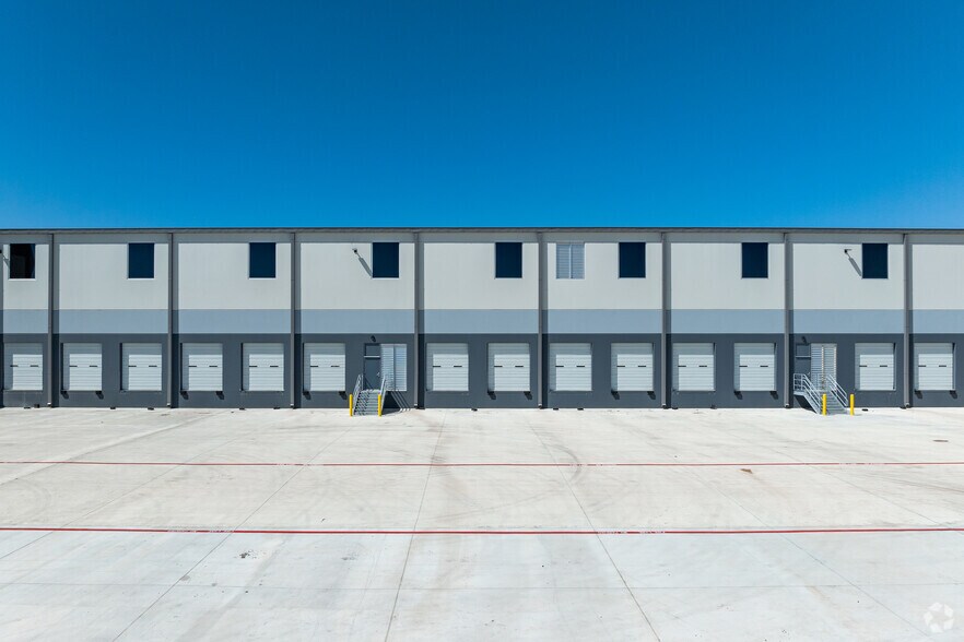 More Photos Of 4597 W Ledbetter Dr, Dallas Warehouse For Sale