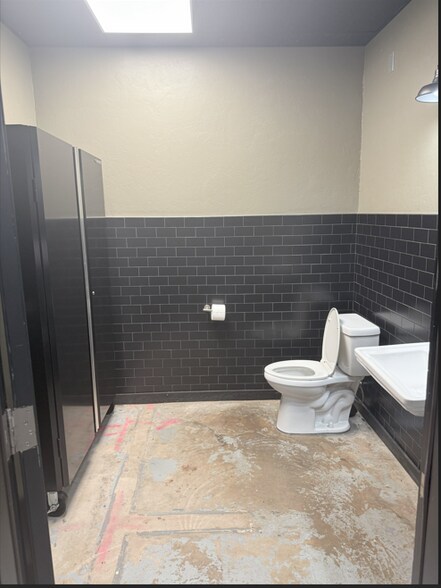 More Photos Of 818 W Veterans Memorial Hwy, Blanchard Industrial For Sale