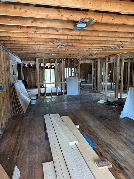 More Photos Of 51 Ossie Rd, East Middlebury Freestanding For Sale