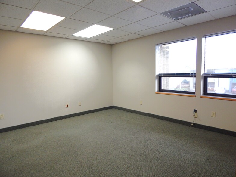 More Photos Of 2270 NW Aviation Dr, Roseburg Warehouse For Lease