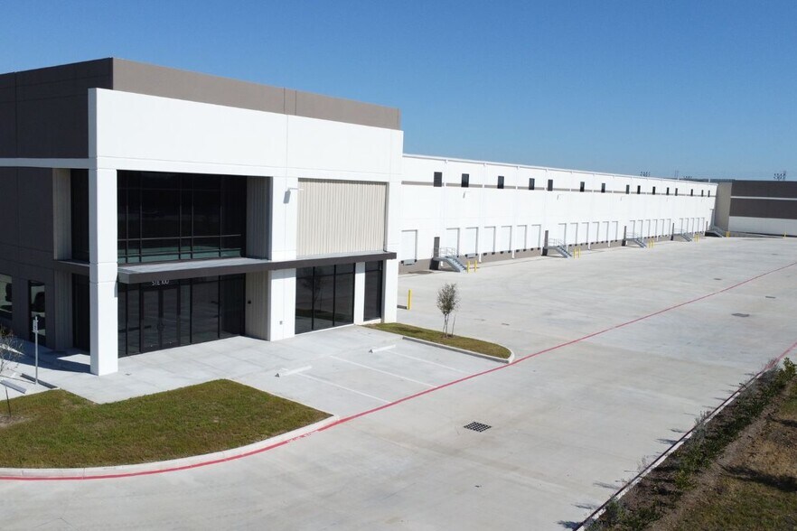 More Photos Of 5415 South Loop E, Houston Distribution For Lease
