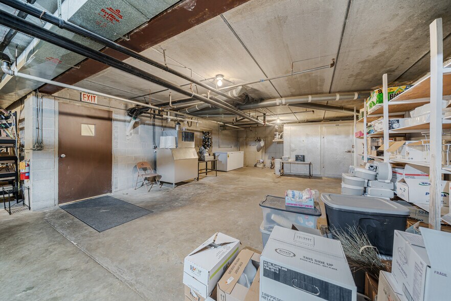 More Photos Of 689 Broadway, Berlin Restaurant For Sale