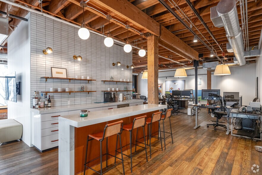 More Photos Of 800-808 SW Alder St, Portland Office For Sale