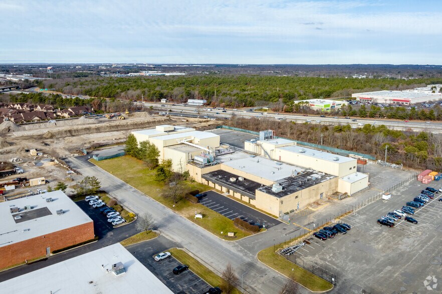 More Photos Of 33 Rajon Rd, Bayport Manufacturing For Lease