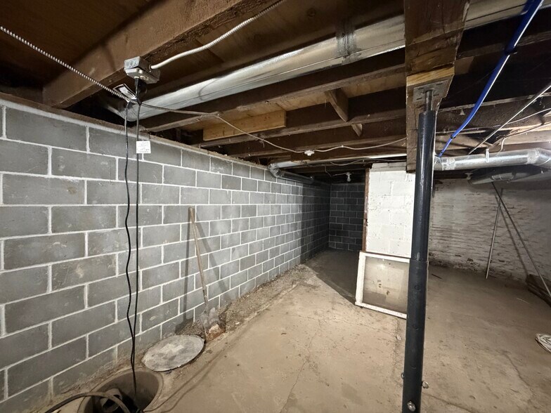 More Photos Of 105 W Vine St, Yutan General Retail For Sale