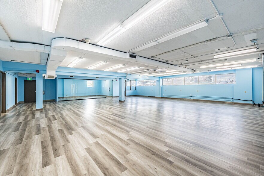 More Photos Of 220 Advance Blvd, Brampton Office For Sale