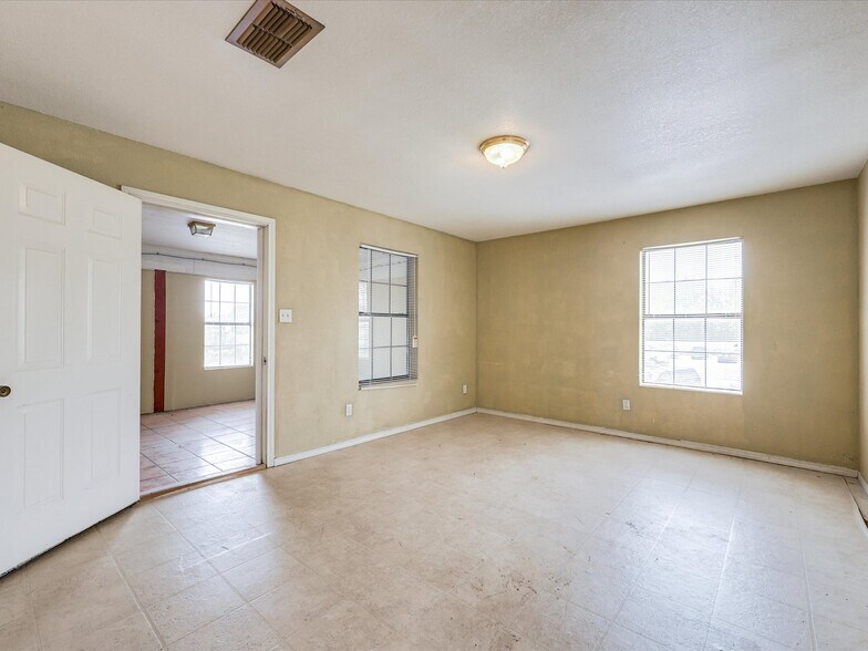 More Photos Of 1201 E Long Ave, Fort Worth General Retail For Sale