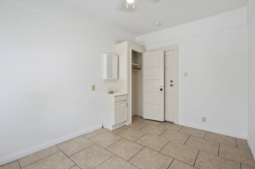 More Photos Of 709 S Centre St, San Pedro Storefront Retail Residential For Sale