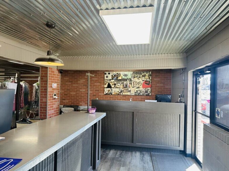 More Photos Of 210 Broadway St, Joshua Storefront Retail Office For Sale