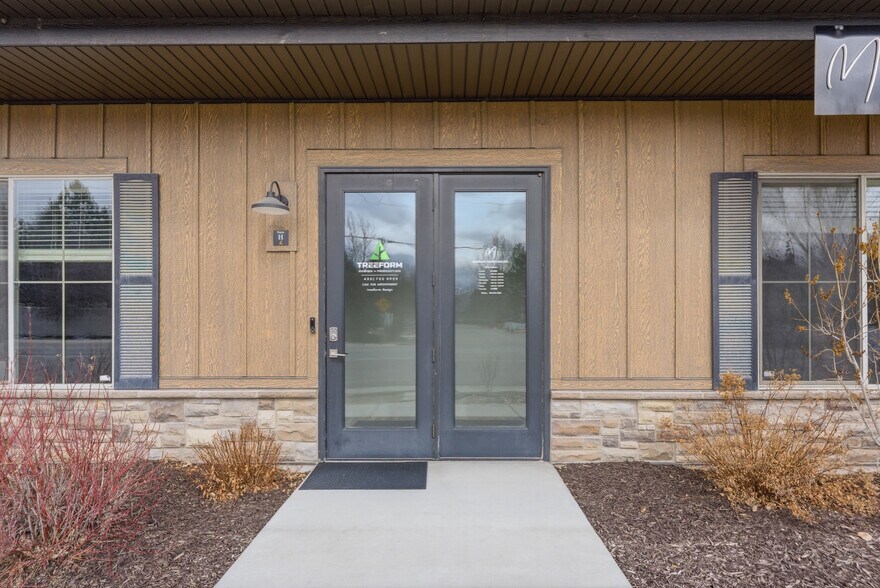 More Photos Of 695 E Main St, Midway Storefront Retail Office For Lease