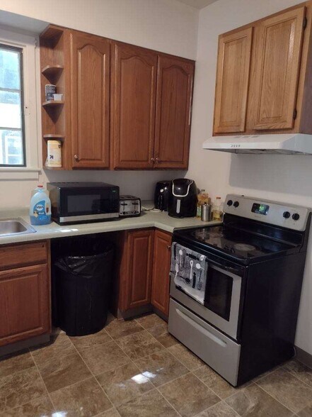 More Photos Of 322 Augusta Ave, Dekalb Dormitory For Sale
