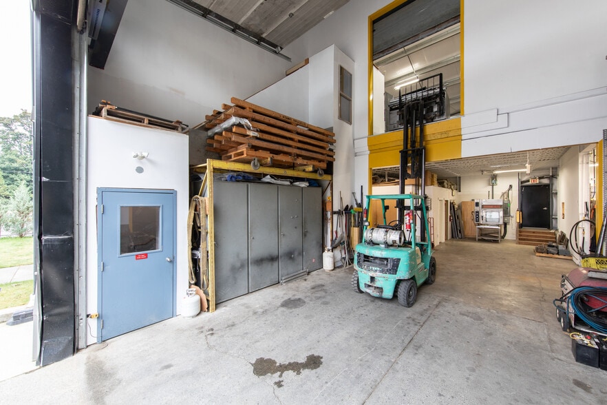 More Photos Of 7431 Industrial Rd, Lantzville Warehouse For Sale