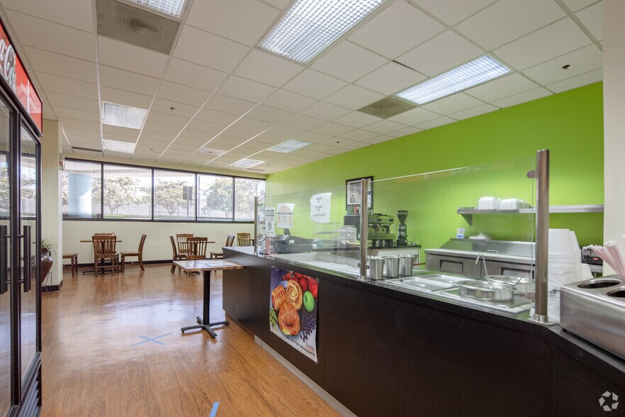 More Photos Of 6345 Balboa Blvd, Encino Unknown For Lease