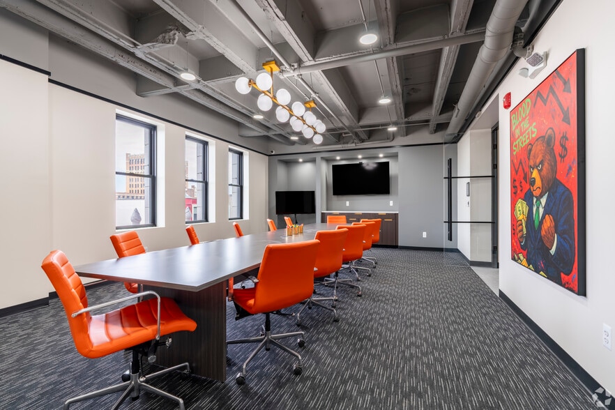 More Photos Of 28 N Saginaw St, Pontiac Office For Lease