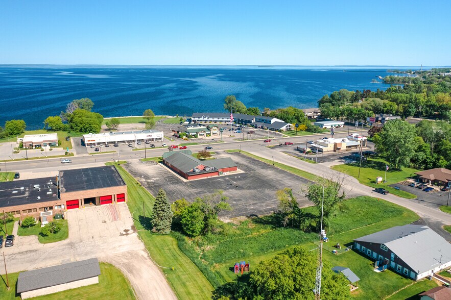 More Photos Of 2305 10th St, Menominee Freestanding For Lease