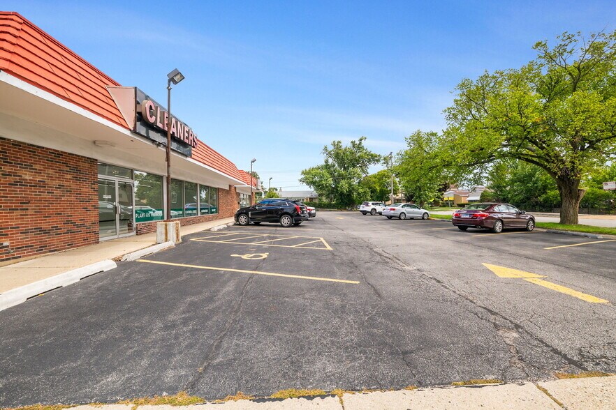 More Photos Of 7642-7650 W Touhy Ave, Chicago Storefront Retail Office For Lease