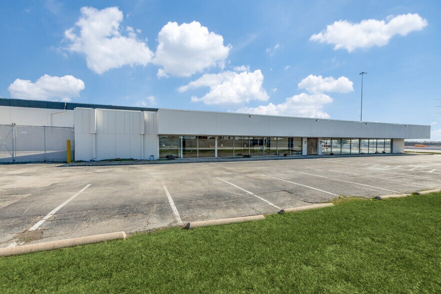 More Photos Of 12925 Lyndon B Johnson Fwy, Garland Showroom For Lease
