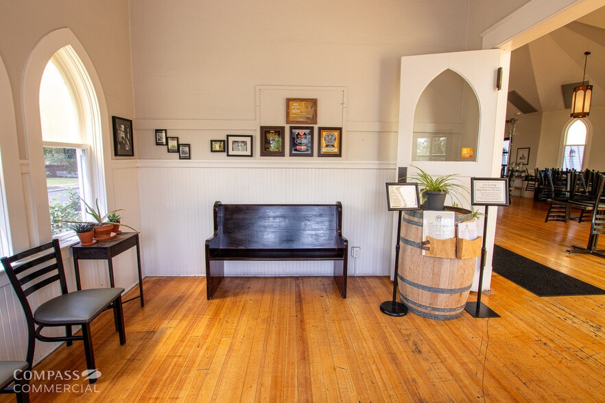 More Photos Of 641 SW Cascade Ave, Redmond Restaurant For Sale