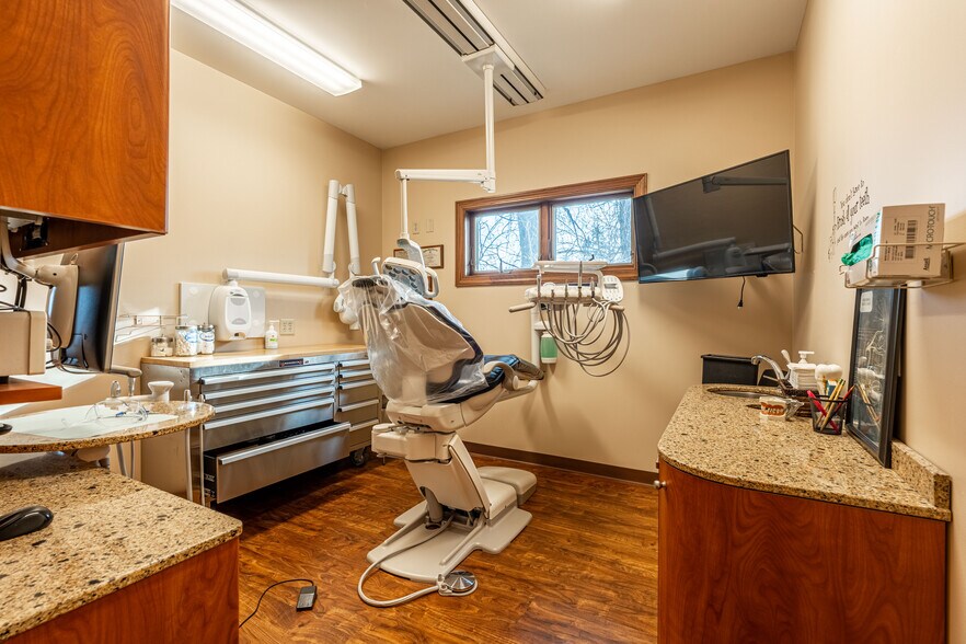 More Photos Of 1107 S Mulford Rd, Rockford Office For Sale