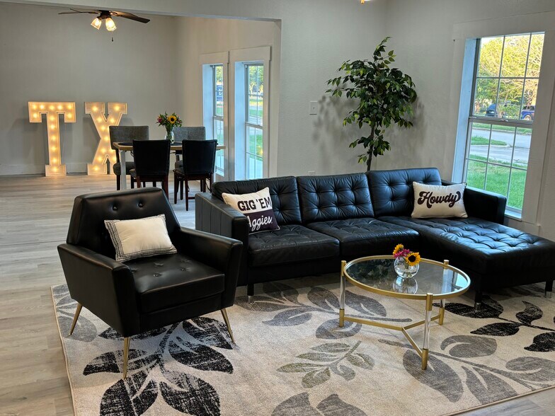 More Photos Of 400 Oak St, Bryan Office Residential For Lease