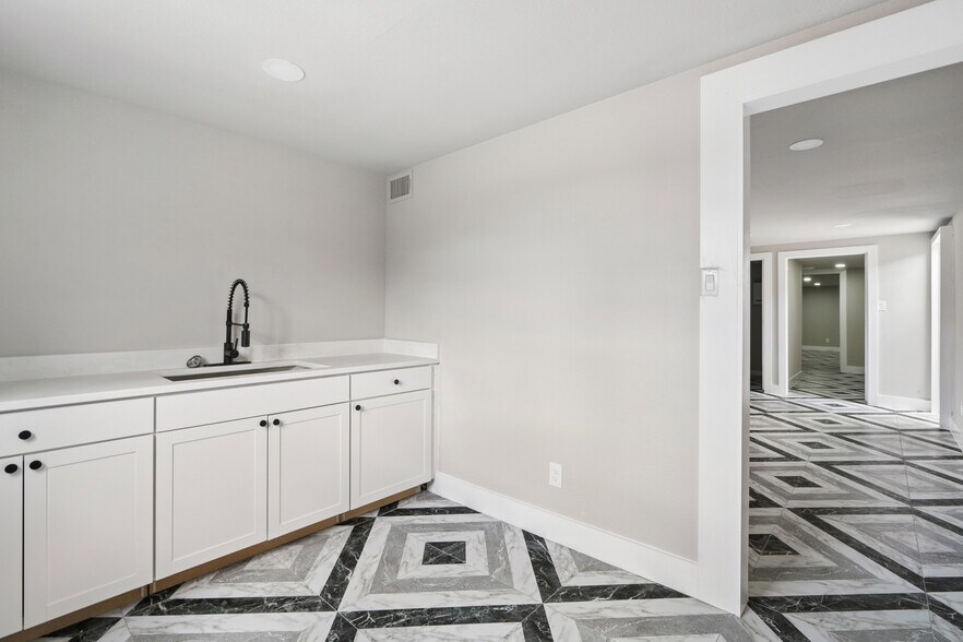 More Photos Of 2920 Golfcrest Blvd, Houston Industrial For Lease