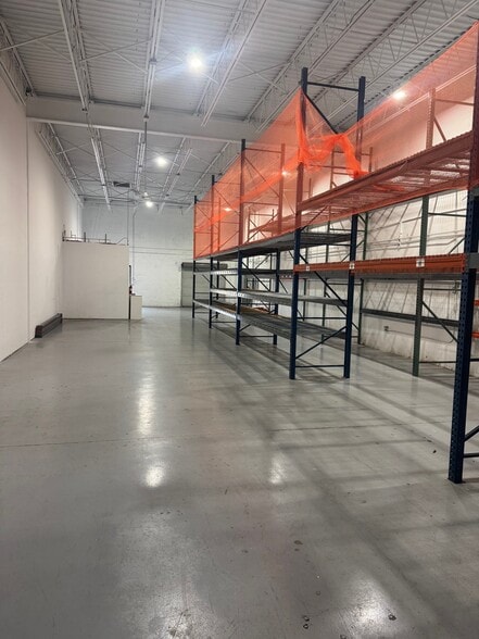 More Photos Of 6420 Benjamin Rd, Tampa Warehouse For Lease