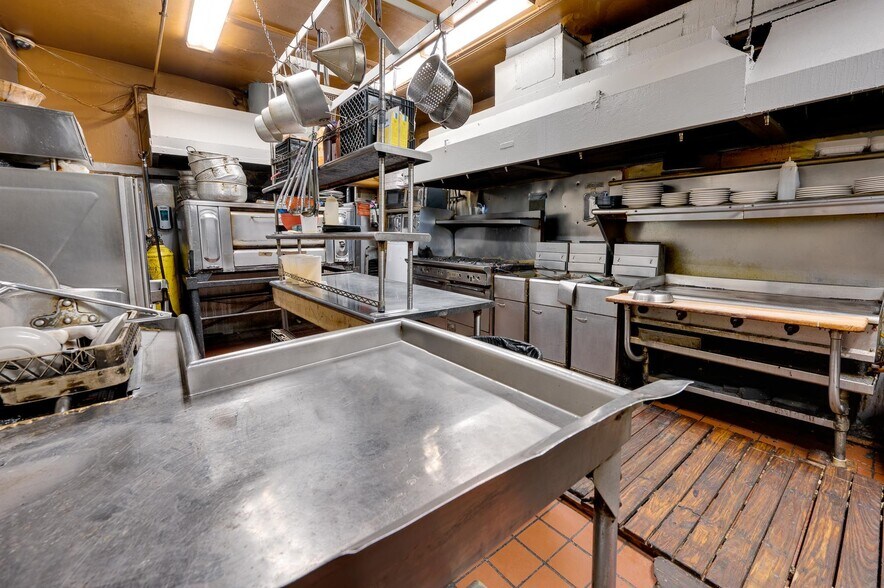 More Photos Of 3011 Pine Ave, Niagara Falls Restaurant For Sale